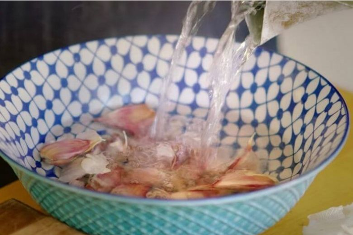 Cara mengupas bawang dengan cepat.