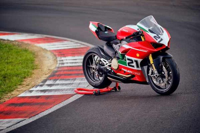 Ducati Panigale V2 Bayliss 1st Championship 20th Anniversary meluncur.