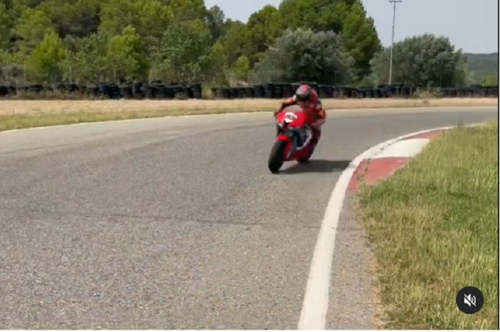 Jelang MotoGP Styria 2021, pembalap tim Repsol Honda, Marc Marquez terciduk sedang latihan di sirkuit.
