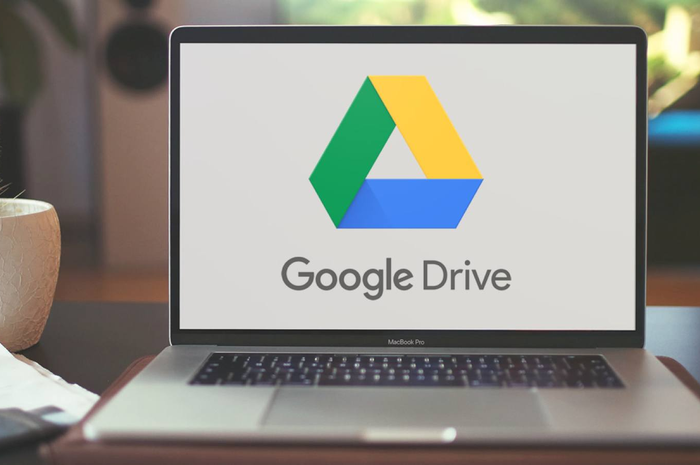 Ilustrasi Google Drive di Macbook Pro