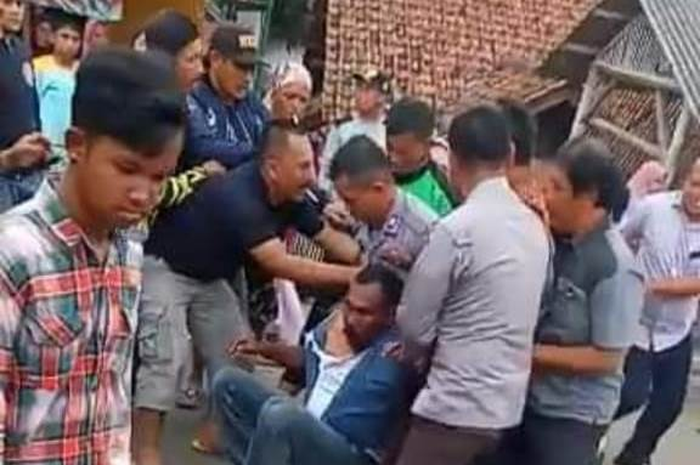 Foto ilustrasi mantan PM yang bantu debt collector dihajar massa di Majalengka Jawa Barat