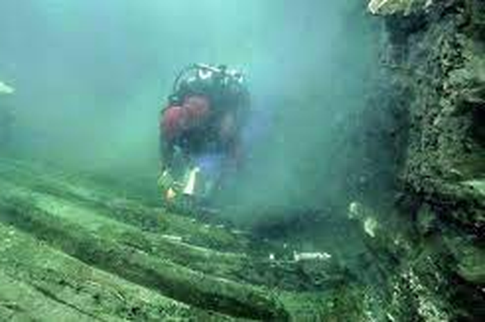 Kapal kuno ditemukan di bawah laut kota Mesir Kuno.