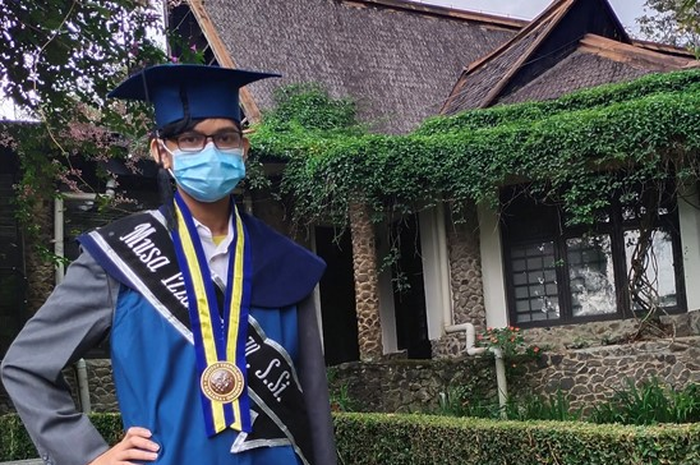 Musa Izzanardi Wijanarko udah jadi sarjana di usianya yang baru 18 tahun.