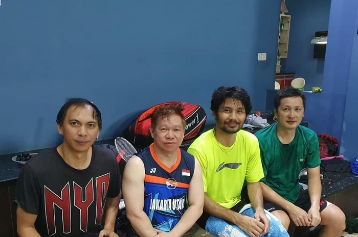 Flandy Limpele (paling kiri), peraih medali perunggu Olimpiade Athena 2004  yang sukses bikin wajah Kevin Sanjaya Sukamuljo/Marcus Fernaldi Gideon lesu.