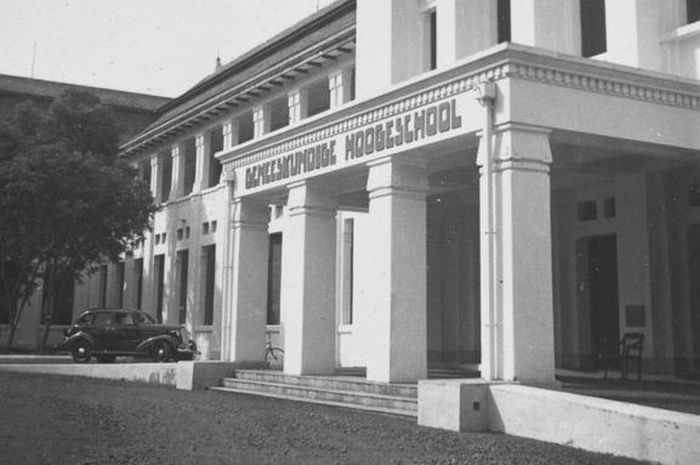 Sekolah Ilmu Kesehatan dan Vaksin (Opleiding van eleves voor de genees-en helkunde en vaccine) di tahun 1849 ini jadi cikal bakal Universitas Indonesia.