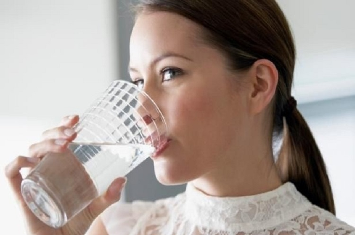 Sebelum tidur, kita sering meninggalkan sisa air di gelas atau botol semalaman lalu meminumnya lagi di pagi hari.