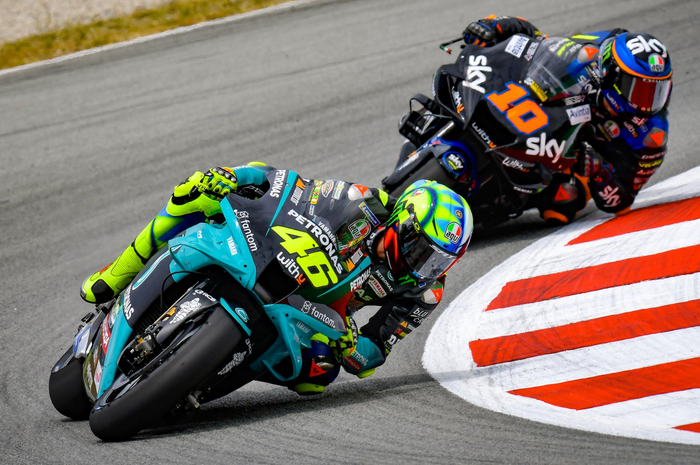 Jelang MotoGP Styria 2021, adiknya membocorkan kalau dia akan satu tim dengan Valentino Rossi di MotoGP 2022.