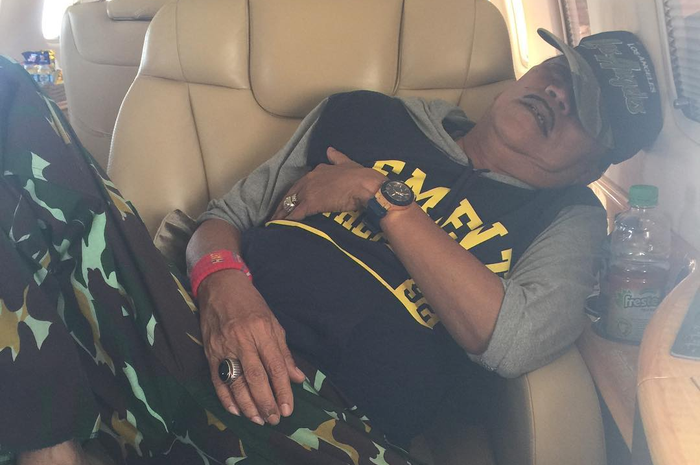 Foto Doyok tidur di jet pribadi sudah bikin heboh publik. Mantan pelawak termahal ini pasrah dapat cobaan tiada henti.