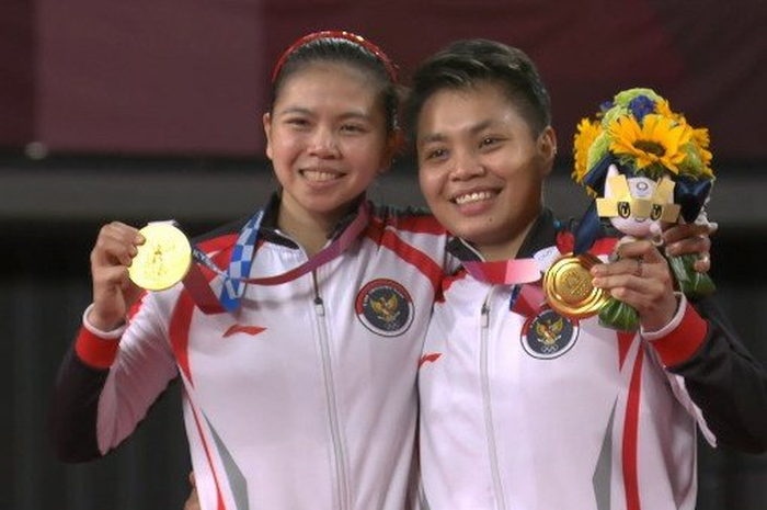 Greysia Polii dan Apriyani Rahayu dihadiahi masing-masing satu cabang Baso Aci oleh Arief Muhammad.