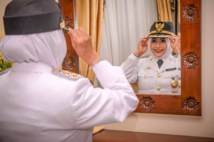 Wali Kota Tanjungpinang, Rahma buka suara soal foto yang menunjukkan dirinya duduk berduaan dengan seorang pria muda di atas kasur. 