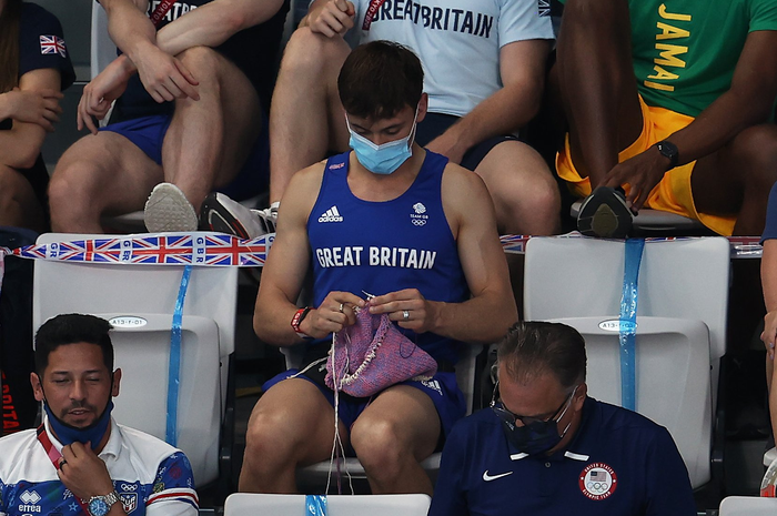 Tom Daley, seorang atlet peraih medali emas asal Britania yang hobi merajut.