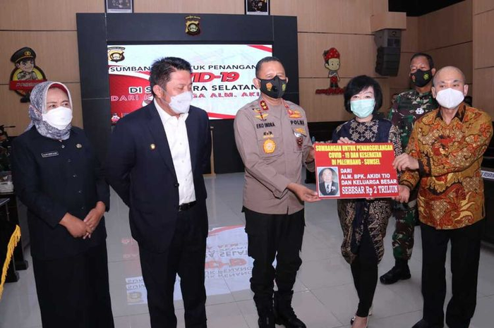 Kapolda Sumsel Irjen Pol Eko Indra Heri, bersama Gubernur Sumsel Herman Deru menerima bantuan sebesar Rp2 triliun dari keluarga pengusaha asal Langsa, Aceh Timur, Almarhum Akidi Tio untuk dana penanganan Covid-19, Senin (26/7/2021). 