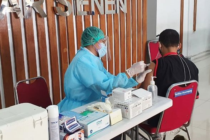 Vaksinasi Covid-19 di Stasiun Pasar Senen