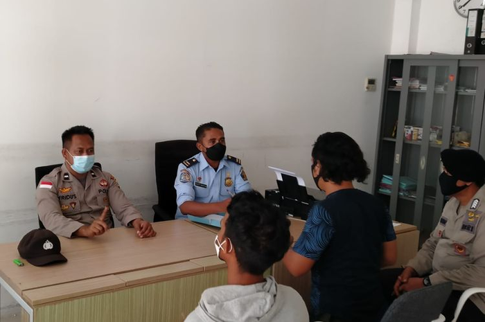 TDN saat diperiksa petugas Pospol PLBN Motamasin Aipda Fridus Bere dan petugas Imigrasi