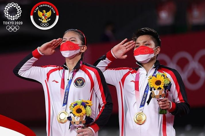 Pasangan ganda putri Indonesia Greysia Polii dan Apriyani Rahayu berpose dengan medali emas bulu tangkis ganda putri pada upacara Olimpiade Tokyo 2020 di Musashino Forest Sports Plaza di Tokyo pada 2 Agustus 2021.