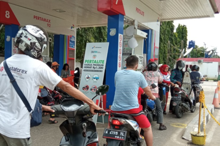 Untung mana beli bensin berdasar ukuran liter atau jumlah uang?