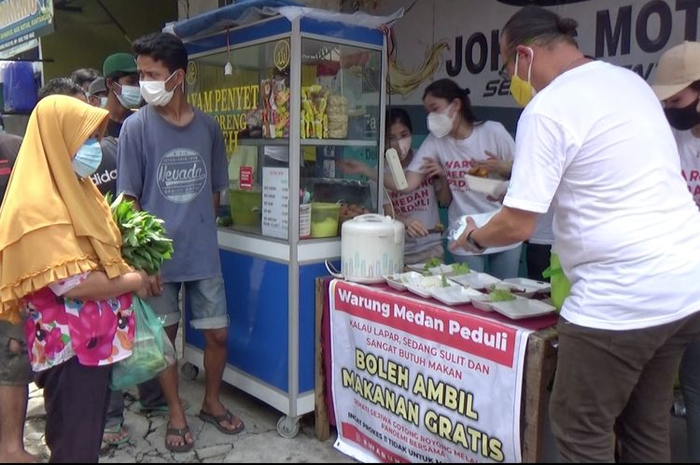 Sejumlah anak muda dari gerakan Warung Medan Peduli memborong dagangan pedagang kecil kemudian dibagikan gratis kepada warga.