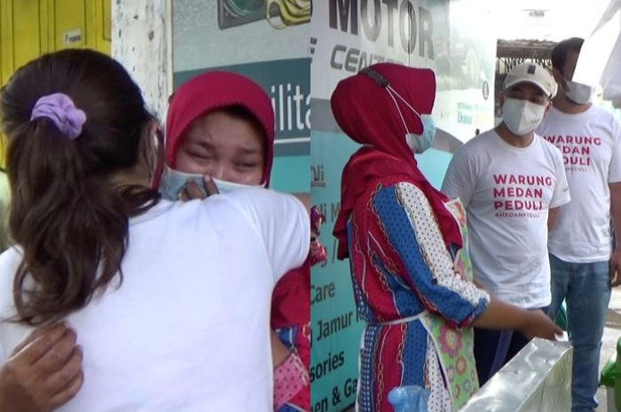 Sejumlah anak muda dari gerakan Warung Medan Peduli memborong dagangan pedagang kecil kemudian dibagikan gratis kepada warga.PEKUWALI