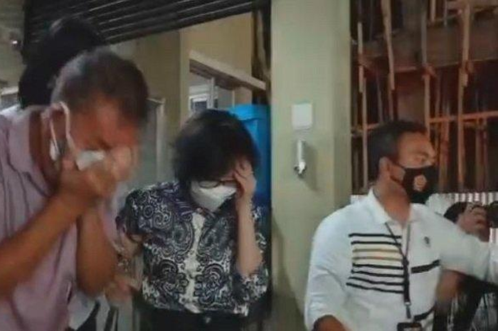 Heriyanti bersama suami dan anak-laki-lakinya keluar dari gedung Ditreskrimum Polda Sumsel 