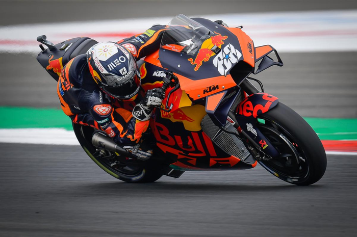 Jelang MotoGP Styria 2021, pembalap MotoGP Miguel Oliveira cerita perbedaan setelah menikahi adiknya sendiri.