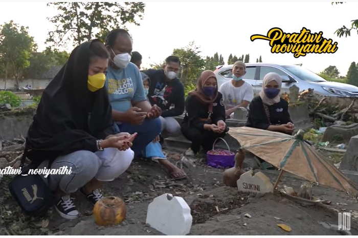 Pratiwi Noviyanthi ziarah ke makam Mbah Sukini