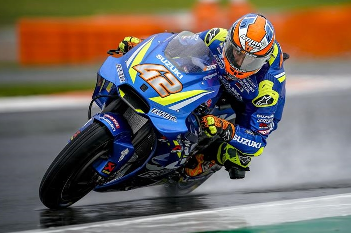 Alex Rins dari tim Suzuki saat menerjang hujan