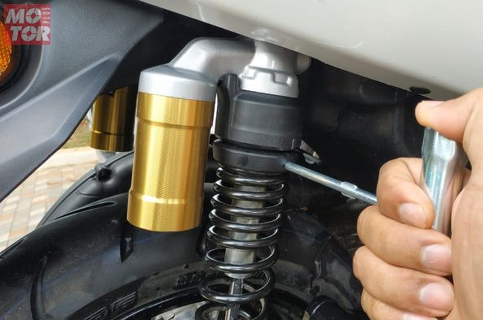 Cuma modal obeng, sokbreker belakang Yamaha NMAX 2020 bisa disetel jadi keras atau empuk, begini caranya.