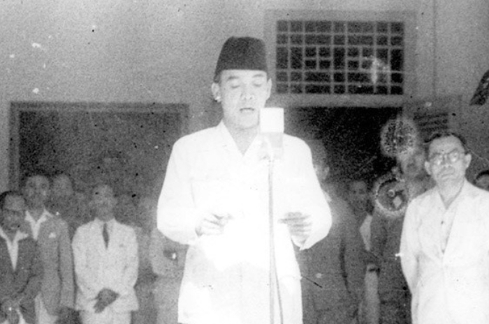 Ir. Soekarno atau Bung Karno sedang membacakan naskah proklamasi tahun 1945