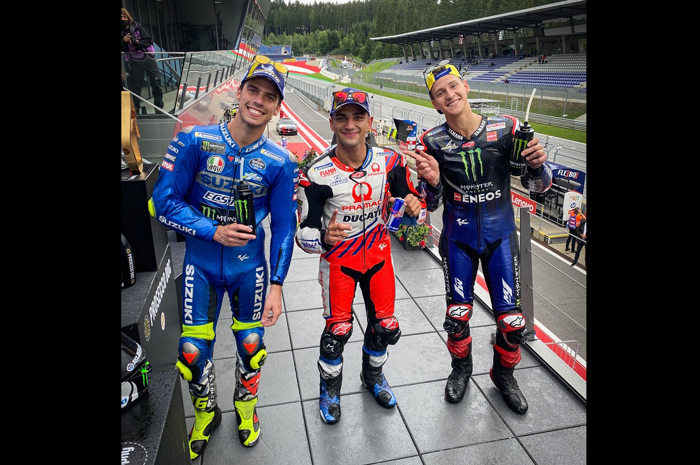 Pembalap MotoGP Jorge Martin (tengah) bikin sejarah memberikan kemenangan bagi tim Pramac Racing sejak ikut MotoGP 2002 silam. Podium 2 milik Joan Mir (kiri) dan podium 3 bagi Fabio Quartararo (kanan)