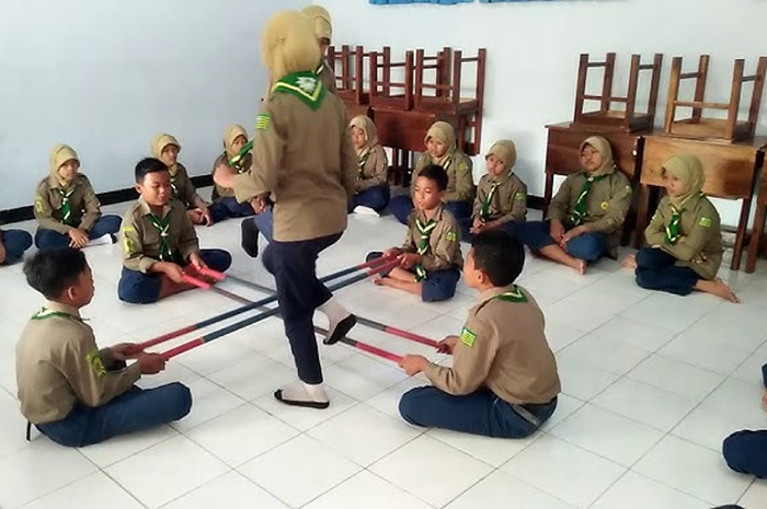 Jawaban kerukunan dan persatuan dalam permainan tradisional Rangku Alu buku materi kelas 6 SD tema 2. 
