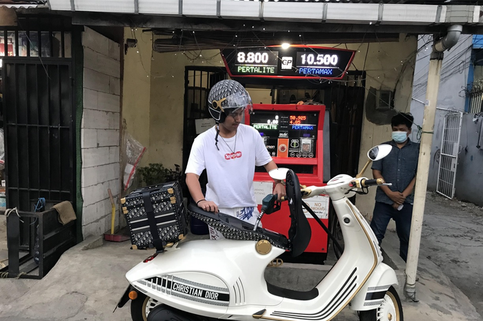 Pemilik Vespa 946 Christian Dior hasil menang lelang dengan harga Rp 1,35 miliar yang digelar Boston Motoshop  isi bensin di Pertamini tanpa ragu