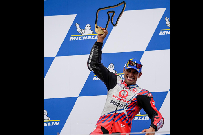 Pembalap MotoGP Jorge Martin rayakan kemenangan MotoGP Styria 2021 yang faktanya banyak persamaan dengan MotoGP Styria 2020