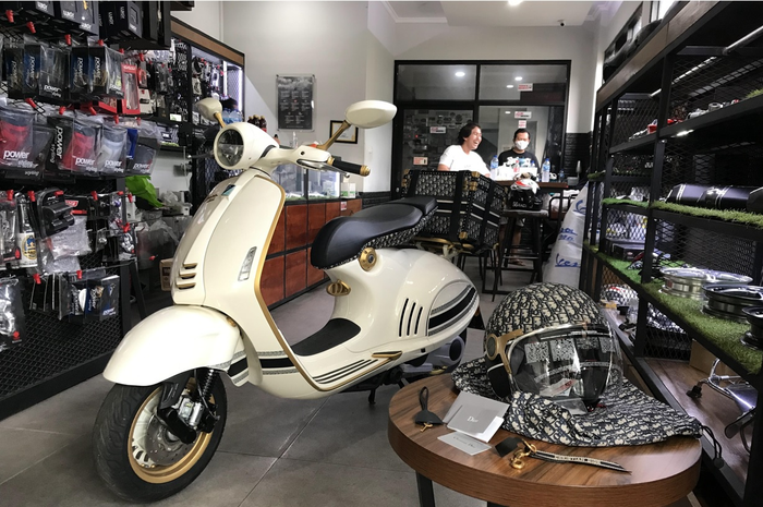 Vespa 946 Christian Dior sudah siap mengaspal di Indonesia merupakan motor 125 cc termahal di Indonesia bahkan di dunia