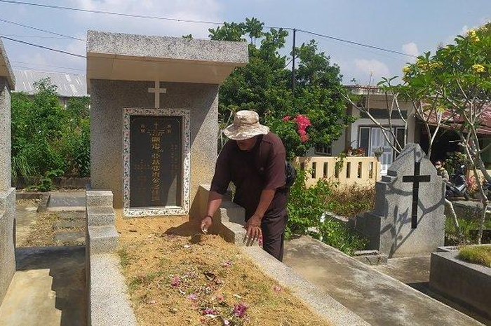 Penjaga makam Akidi Tio