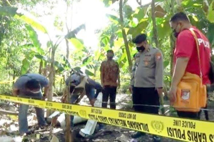 Warga geger dengan jatuhnya pesawat tempur di rumah warga daerah Ngawi