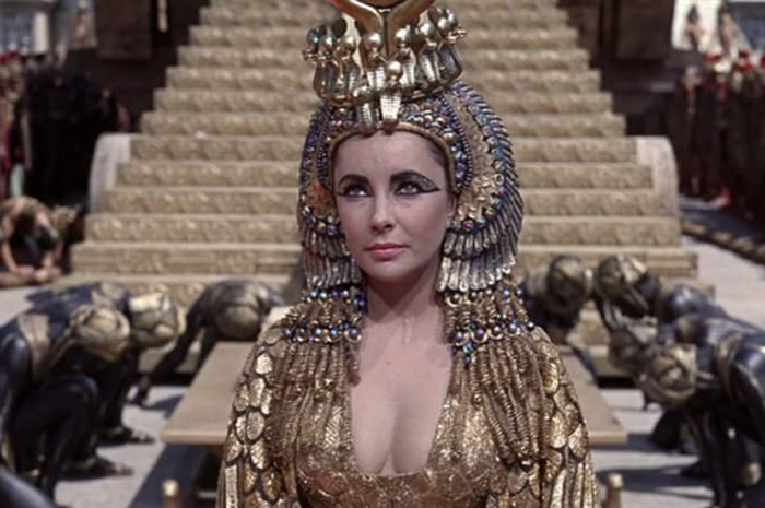 Cleopatra (1963) yang diperankan oleh Elizabeth Taylor.