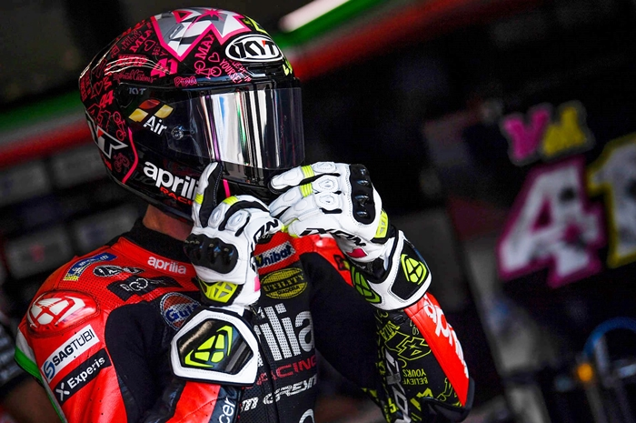 Aleix Espargaro pembalap MotoGP Aprilia pakai helm KYT