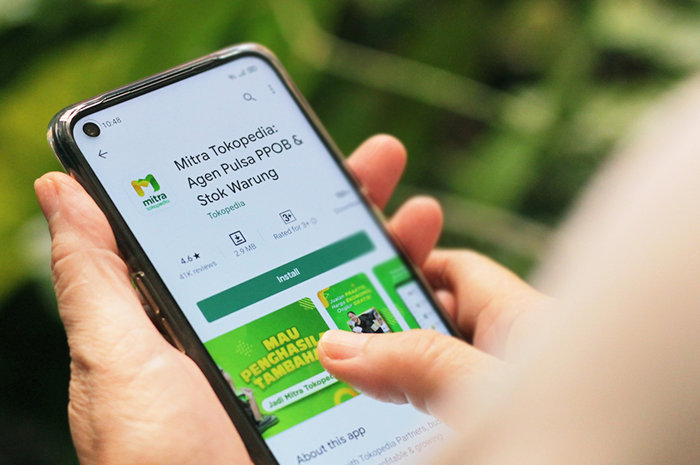 Ilustrasi aplikasi Mitra Tokopedia yang bisa dipakai untuk bayar PBB hingga Bea Cukai online di warung.