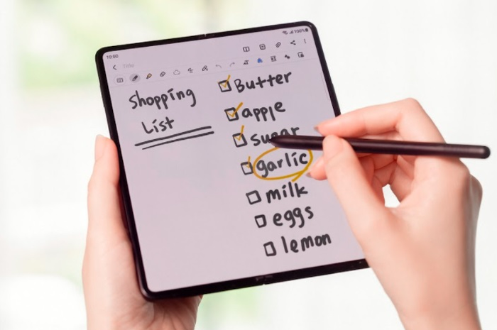 Samsung Galaxy Fold3 5G dengan S Pen.