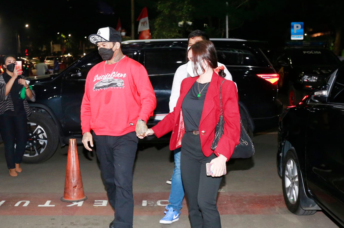 Jerinx SID yang didampingi istri, Nora Alexandra dan kuasa hukumnya tiba di Polda Metro Jaya, Jumat (13/8/2021)