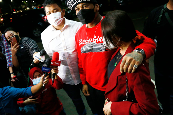 Jerinx SID yang didampingi istri, Nora Alexandra dan kuasa hukumnya tiba di Polda Metro Jaya, Jumat (13/8/2021)