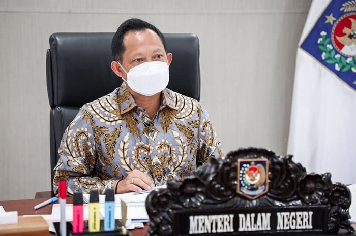 Mendagri Tito Karnavian ditinggal pergi sang ibunda untuk selama-lamanya. Kabar duka ini dibenarkan Kemendagri melalui unggahan foto duka.