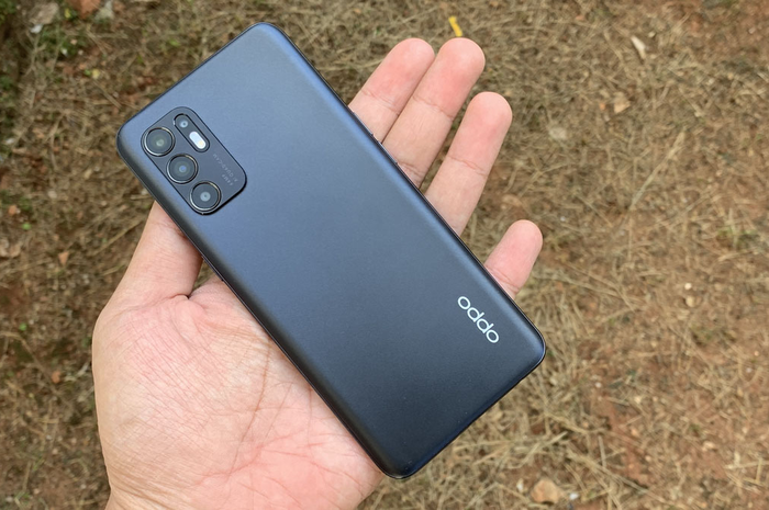 OPPO Reno6 