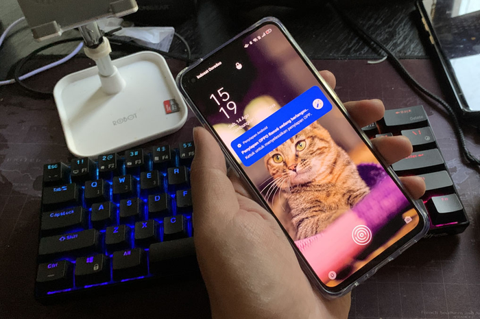 Tampilan Layar OPPO Reno6 diangkat