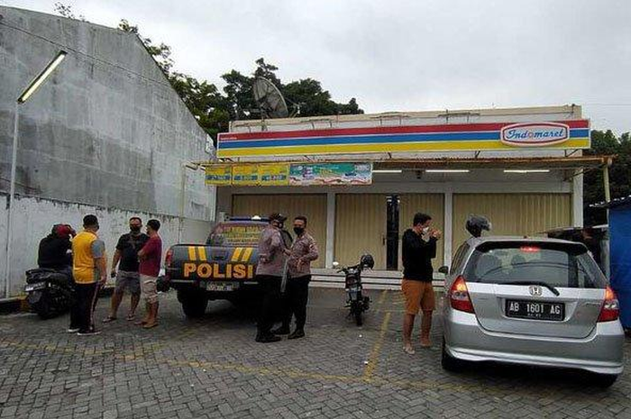 ATM yang berada di dalam Indomaret dibobol maling