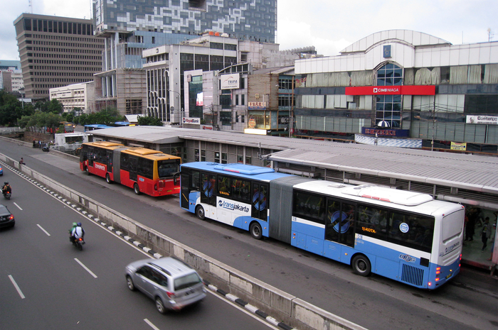 Ilustrasi calon penumpang bus Tranjakarta wajib tunjukkan sertifikat vaksin covid-19