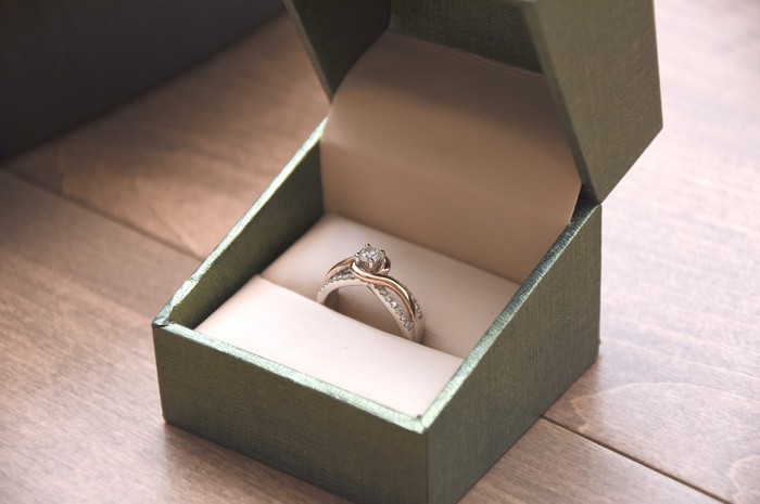 ilustrasi cincin tunangan
