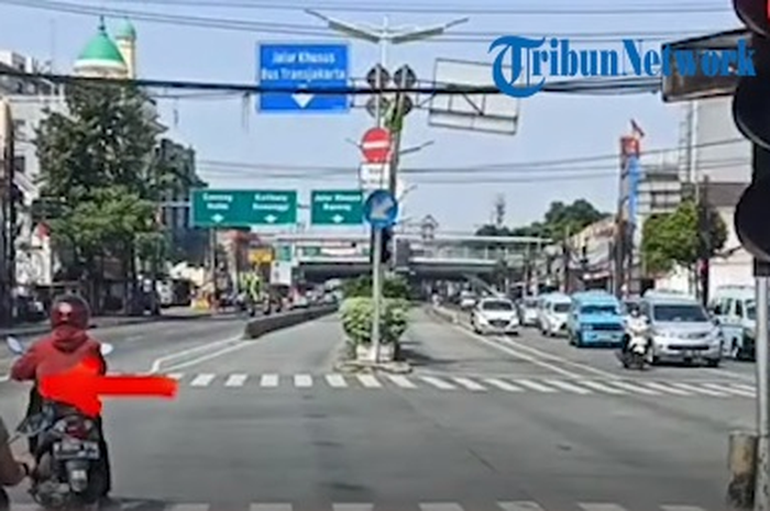 video seorang oknum TNI yang diduga menghalangi laju mobil ambulans menjadi perbincangan panas di media sosial.