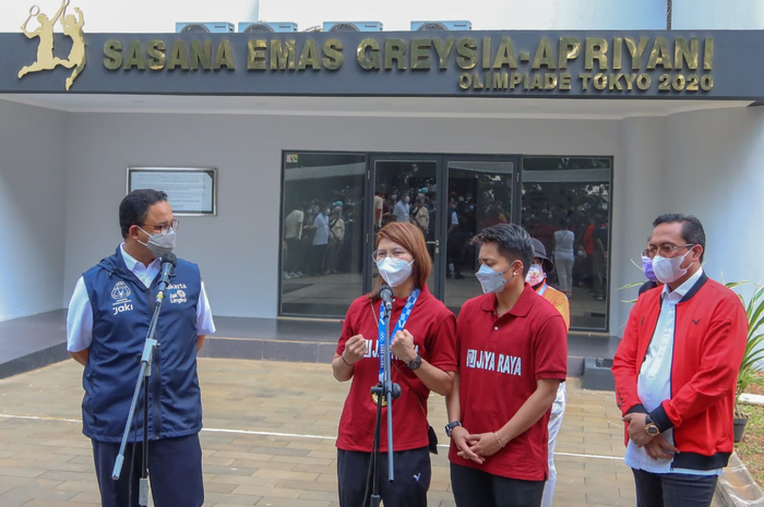 Pasangan ganda putri Indonesia, Greysia Polii/Apriyani Rahayu, memberi komentar usai mengetahui nama mereka diabadikan menjadi nama gedung di PPOP Ragunan, Jakarta Selatan, Sabtu (14/8/2021).