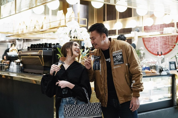 Foto Gisel bareng Wijiya Saputra atau Wijin. Gempi senang menyembunyikan foto Gisel saat bersama pacarnya. 
